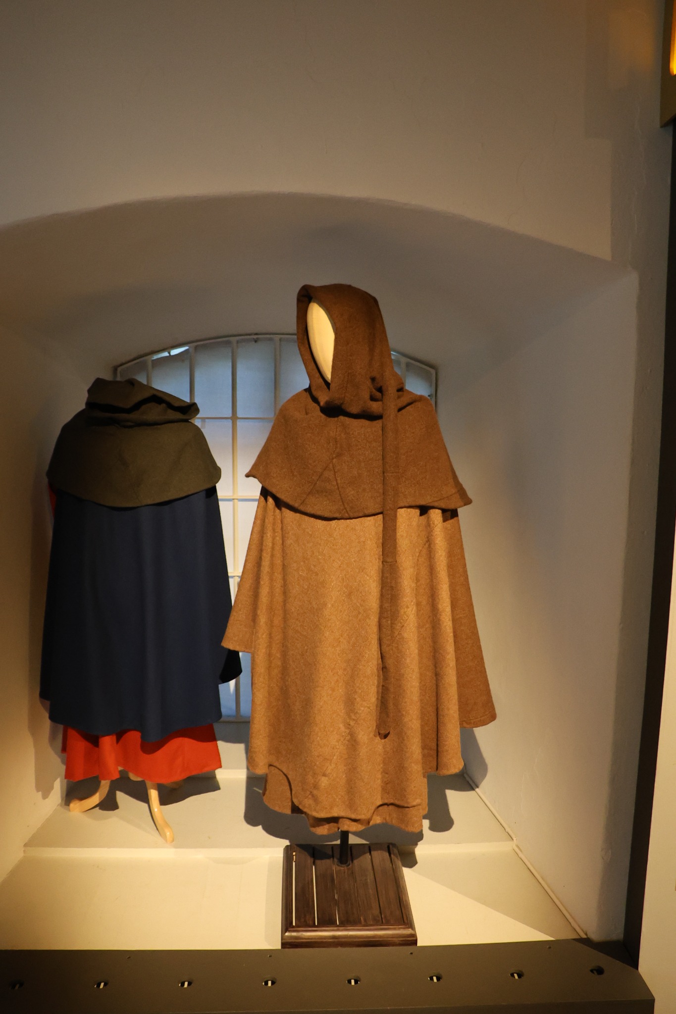 Rekonstruierte Kleidung des Bocksten-Mannes mit Mantel und Gugel