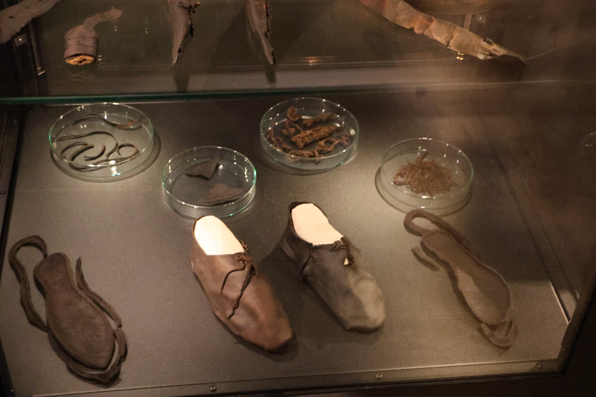 Lederschuhe, Fußbekleidung und kleine Fundstücke des Bocksten-Mannes